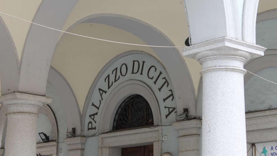 Alcol a minori e schiamazzi, polizia e Comune riducono l’orario del bar