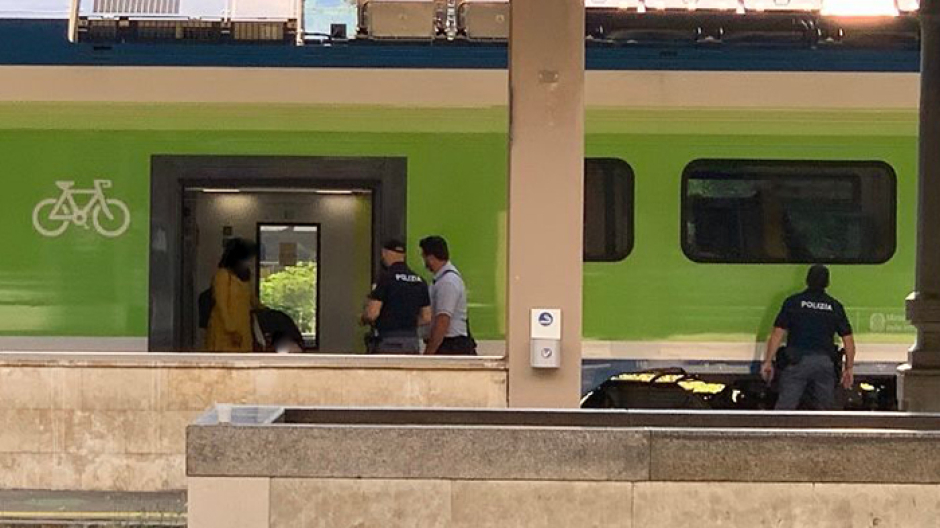 Sul treno dalla Svizzera con documenti falsi. La Polizia lo arresta 
