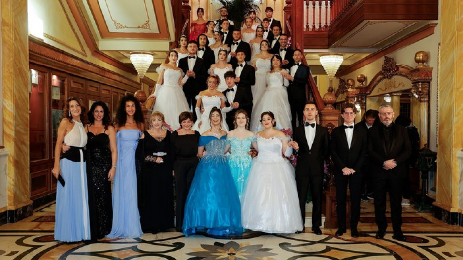 Tredici debuttanti al ballo dell’ingresso in società