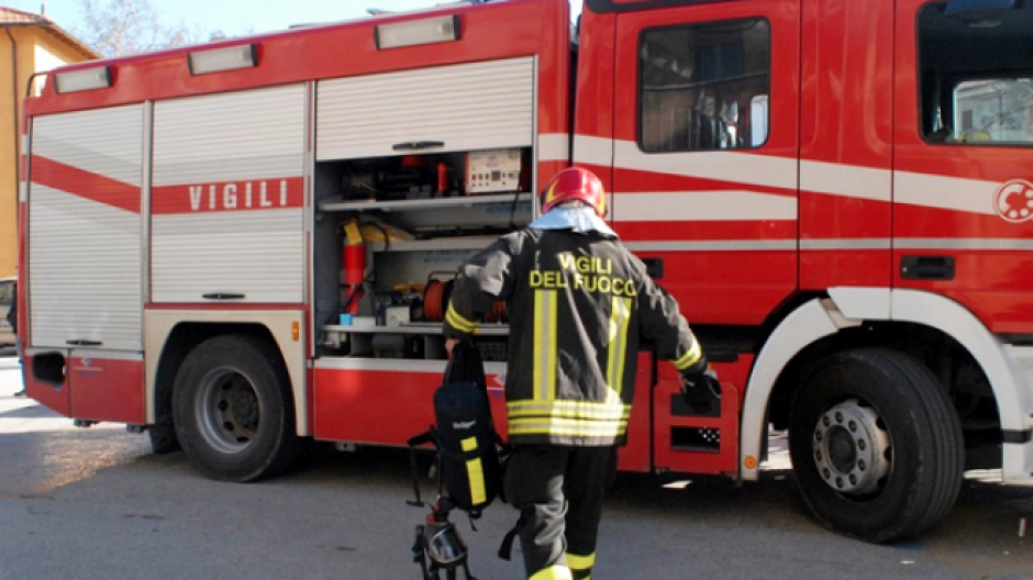 Cenere abbandonata a bordo strada: principio di incendio
