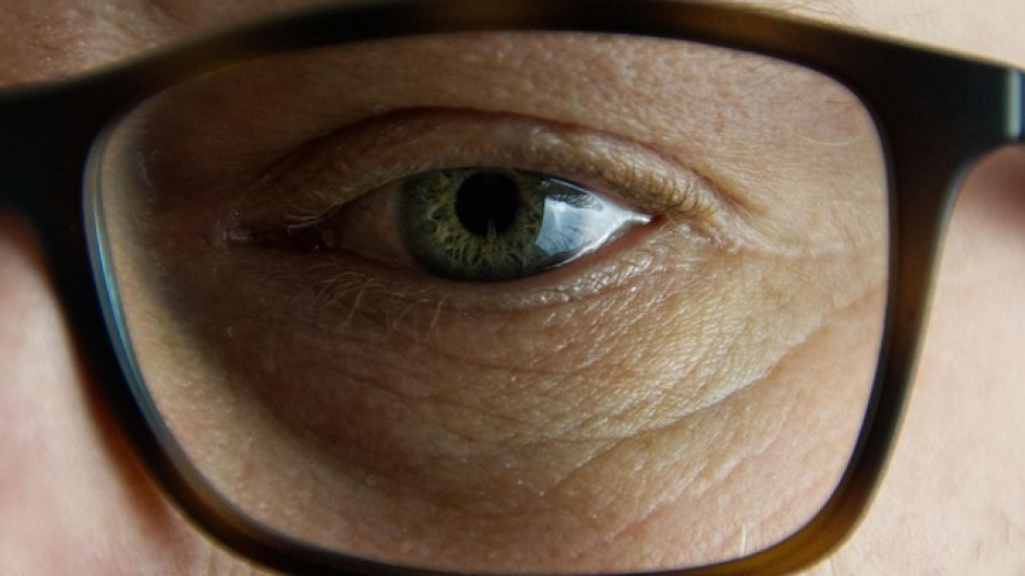 Ruba le immagini con occhiali-spia e le diffonde online: denunciato dai carabinieri