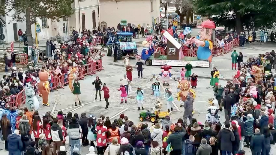 A Druogno l'edizione 2026 del Carnevale Vigezzino: tantissima gente
