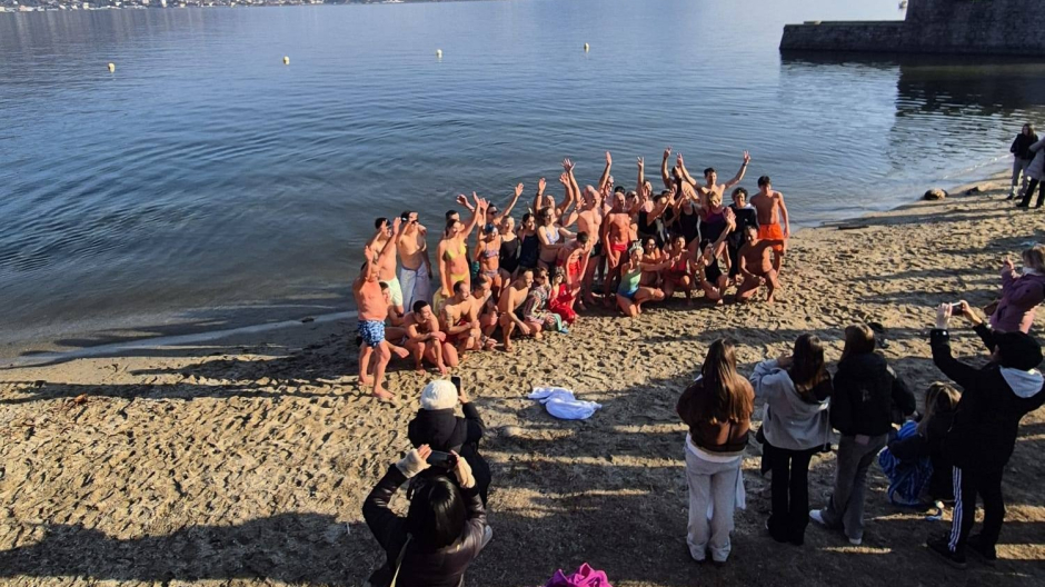 Una quarantina i temerari che hanno bagnato il 2026 con un tuffo nel lago