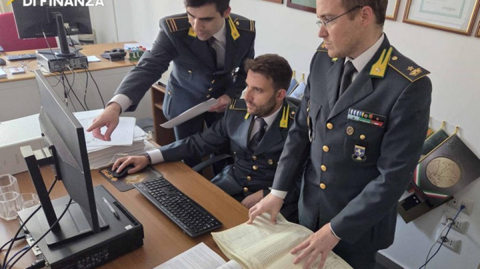 Frode Iva sui carburanti, l'inchiesta si allarga all'Ue: evasi 260 milioni