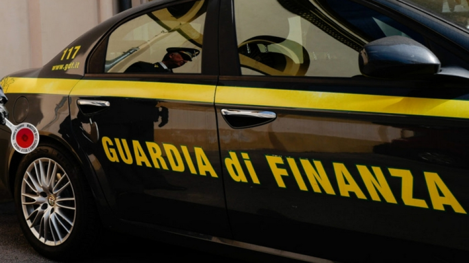 Sei etti di cocaina sull'auto clonata: presunto pusher in manette