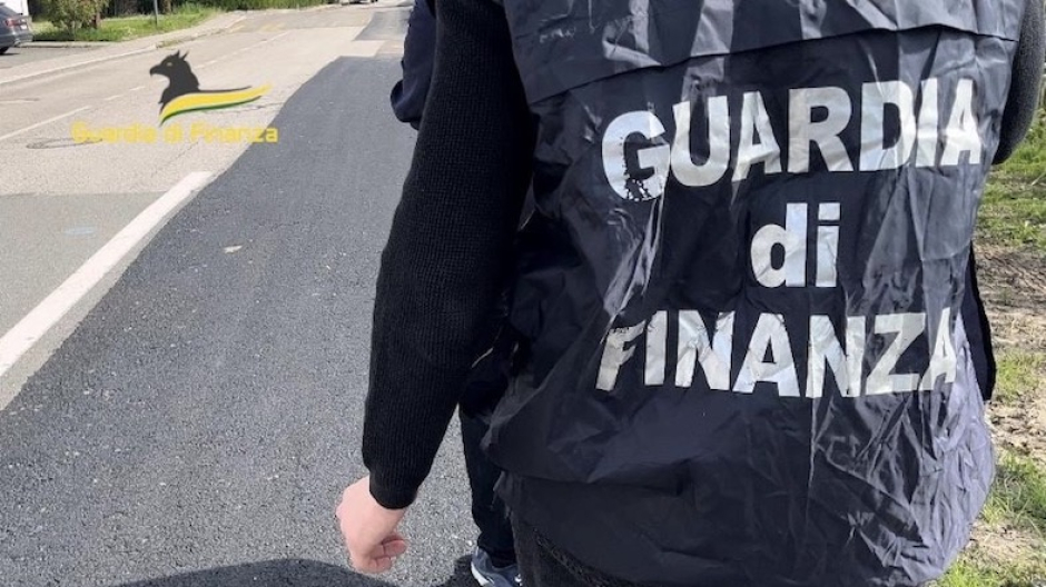 La GdF segue la compagna verbanese e arresta un ricercato internazionale 