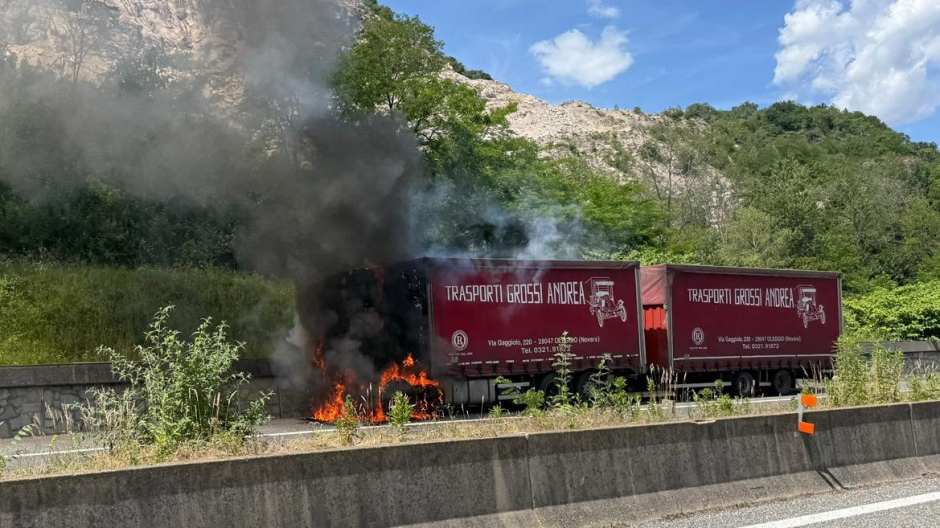 Camion a fuoco sull’A26