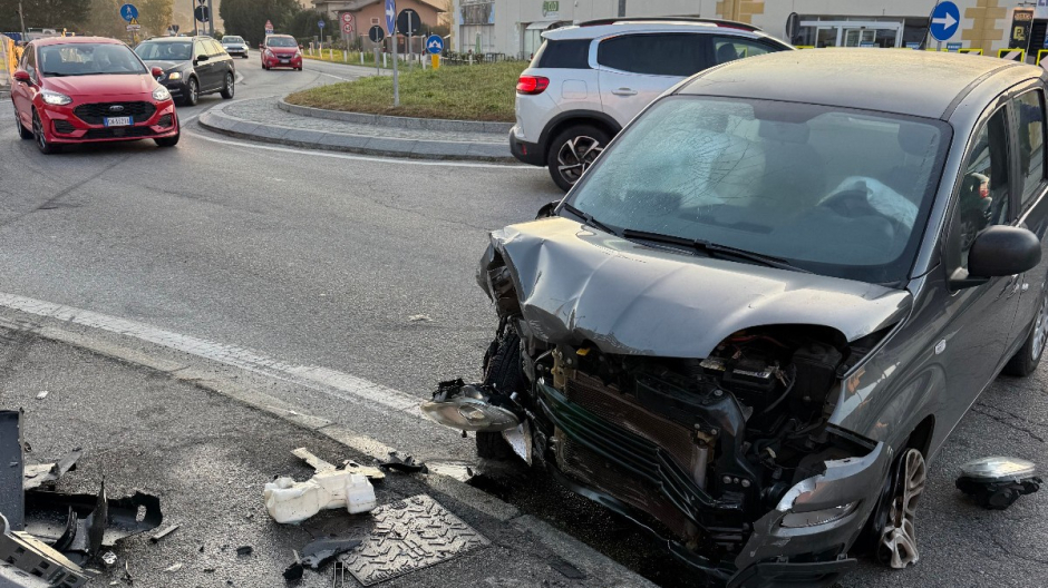 Trentanovenne si schianta con l’auto in rotonda 