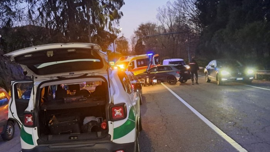 Scooter contro auto in manovra a Fondotoce