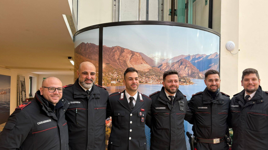 A sirene spiegate e con le autorità il congedo del comandante di Stresa