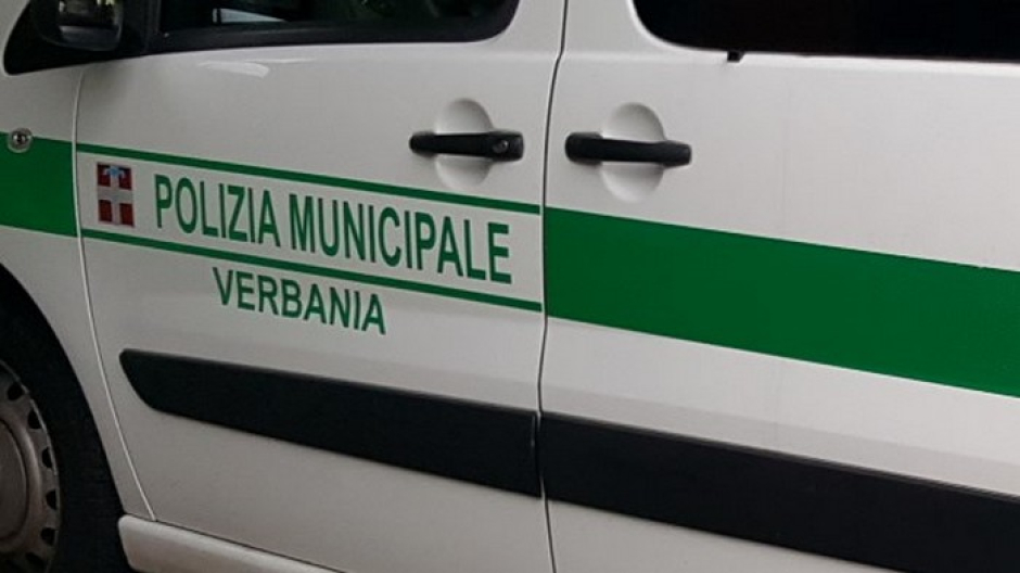 Ubriaco al volante fuori da scuola: denuncia, ritiro patente e veicolo sequestrato