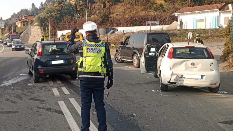 Tamponamento multiplo: tre auto coinvolte, due feriti e code