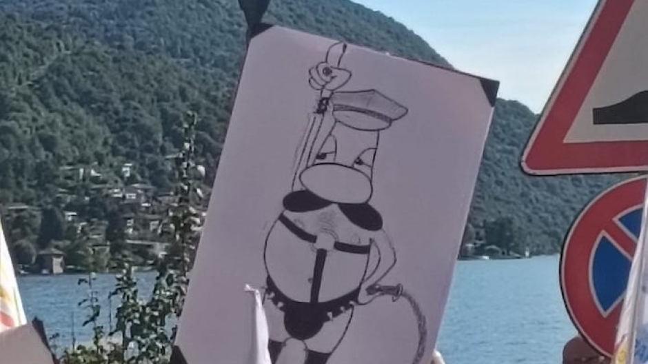 Omegna, polemica sull’“omino coi baffi” al Pride: Corbetta attacca Moscatiello