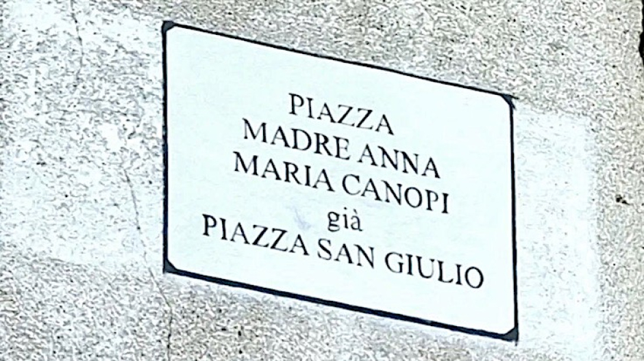La piazza dell'Isola di San Giulio intitolata a Madre Anna Maria Canopi