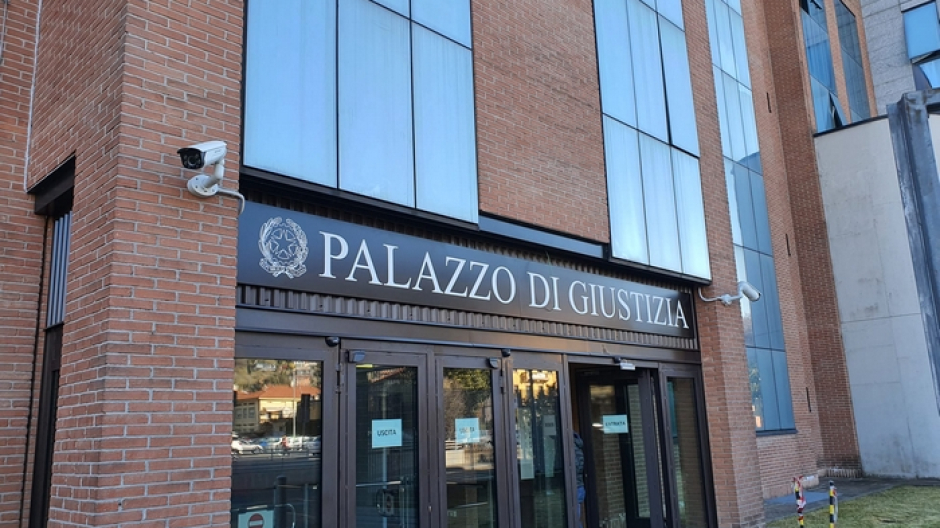 In aula il 28enne schiantatosi al mercato: aggiunte altre accuse