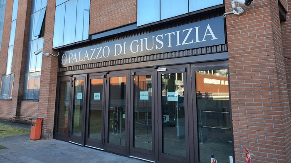 Stupro di gruppo in spiaggia, quattro imputati condannati a 5 anni e 8 mesi ciascuno