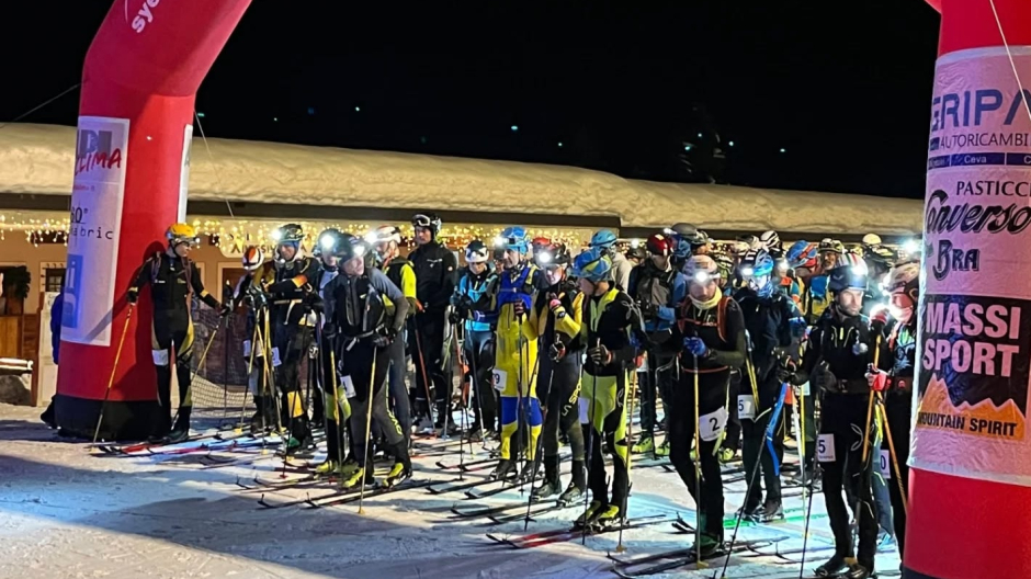 Damiano Lenzi sul secondo gradino del podio nel cuneese