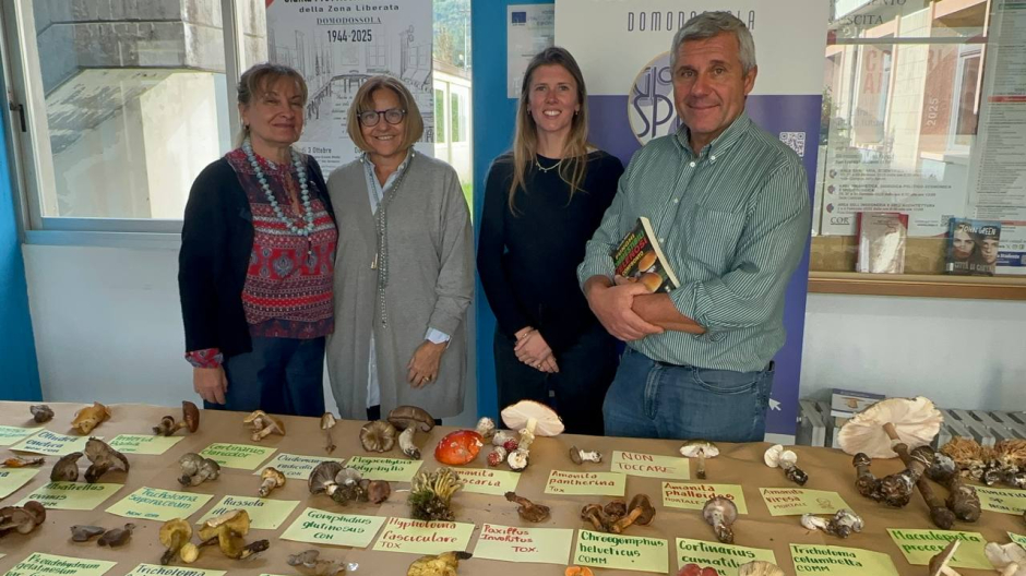 Lezione di micologia tra boschi e aule: liceali alla scoperta dei funghi 