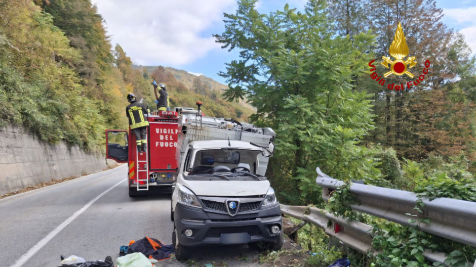 Mezzo dei rifiuti si schianta sulla SS 337: intervento dell'elisoccorso