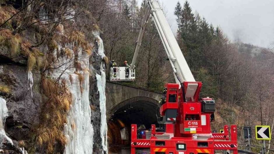 Stalattiti di ghiaccio sulla statale: intervento dei vigili del fuoco a Macugnaga