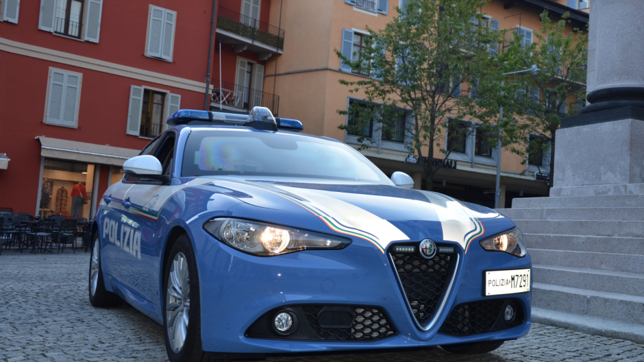 Ubriaco per strada aggredisce i poliziotti che lo multano