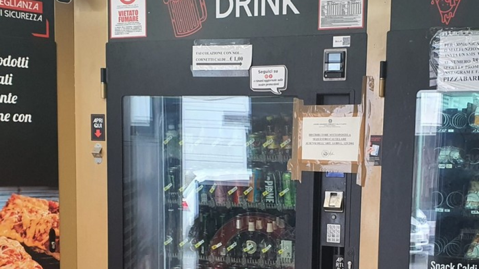 Alcol libero ai minorenni nel distributore automatico: multa e denuncia