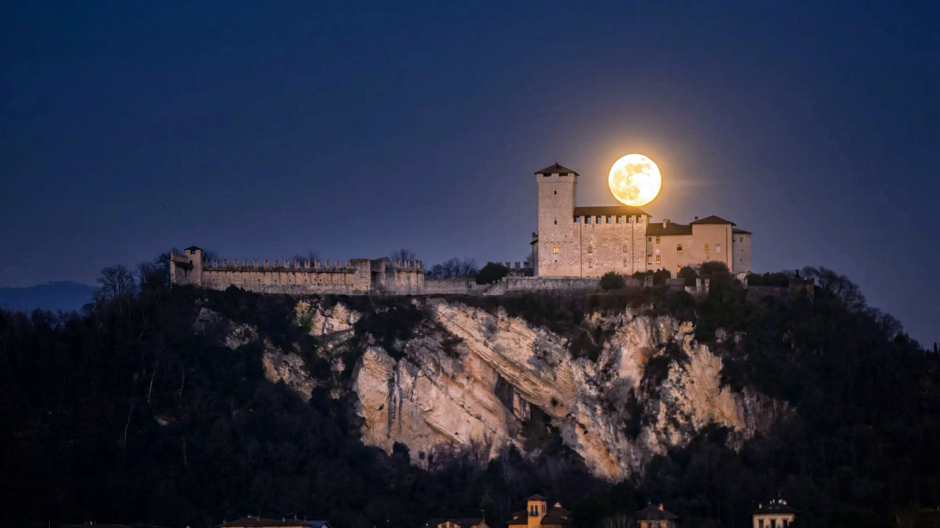 La Superluna del Lupo sul Lago: gli scatti di F. Cotroneo tra scienza e bellezza