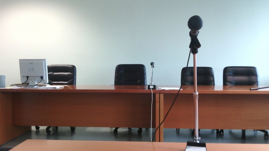 Ricatto al disabile indotto a masturbarsi, il pm chiede 16 anni di condanna