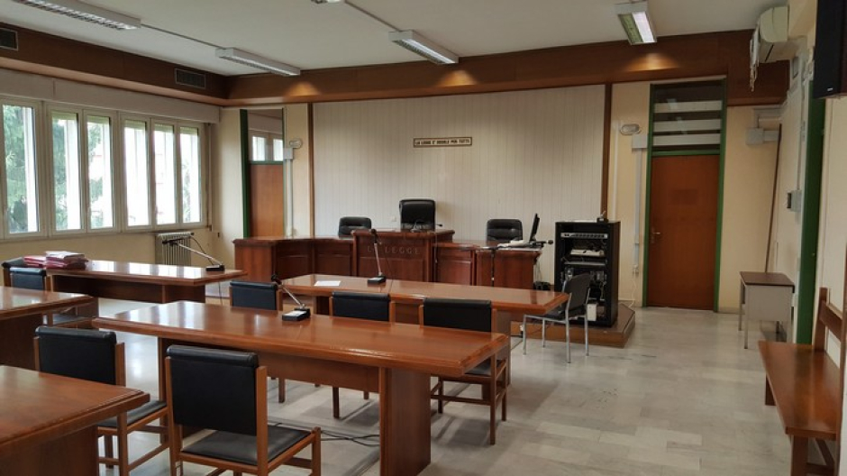 Percepiva il reddito di cittadinanza ma lavorava in Svizzera: a processo