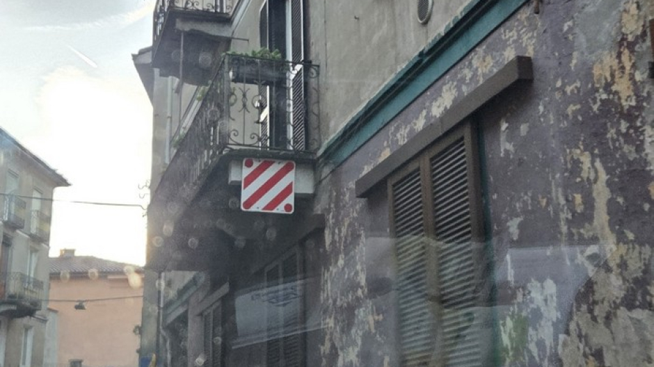Camion ignora il divieto di transito e urta un balcone