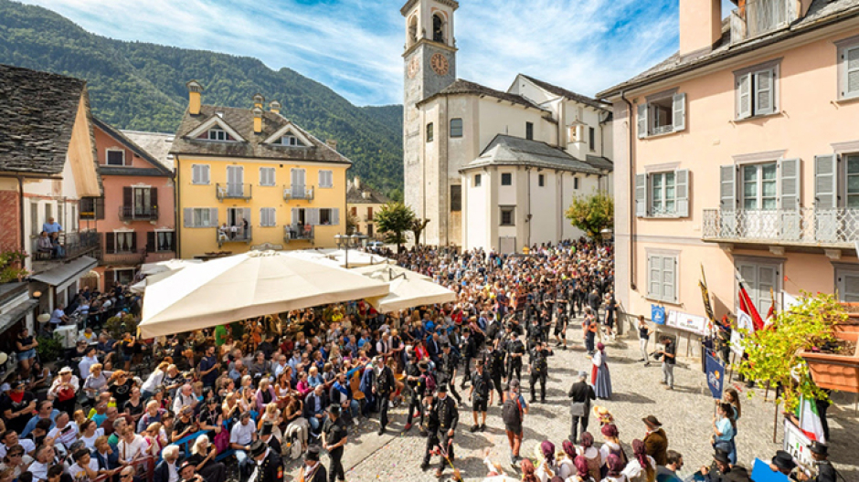 Vigezzo invasa dagli spazzacamini: in corteo in 1300. Ritardo per un infartato