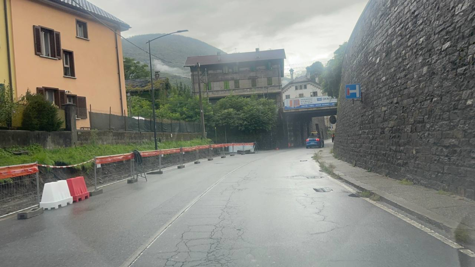 Al via i lavori per la sicurezza di via Trabucchi: marciapiede e semaforo in arrivo