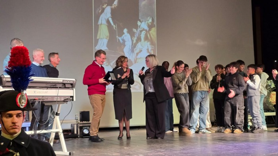 Il parroco don Gianluca Villa nominato benemerito stresiano del 2025