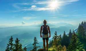 montagna vetta donna sole