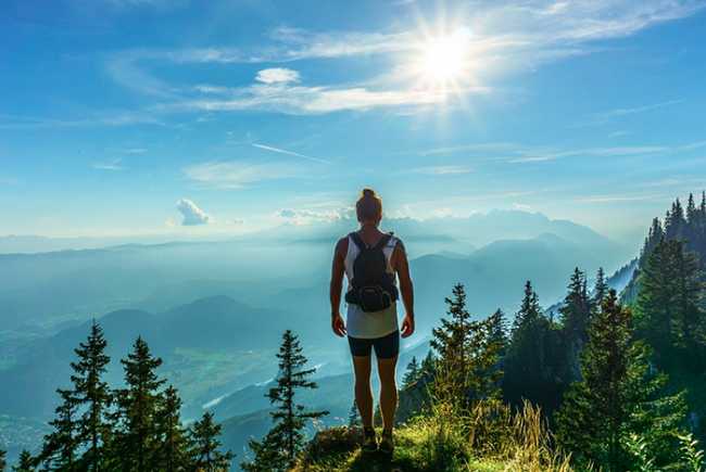 montagna vetta donna sole