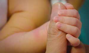neonato mano