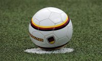 pallone centrocampo prato