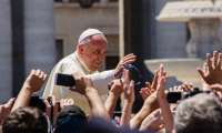papa francesco fedeli mani