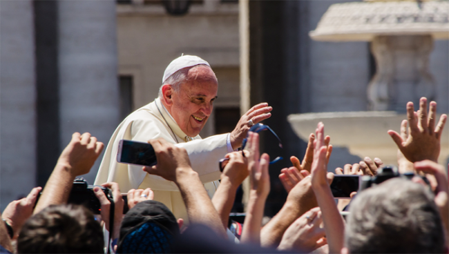 papa francesco fedeli mani