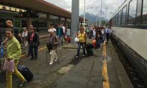 passeggeri treno stazione domo
