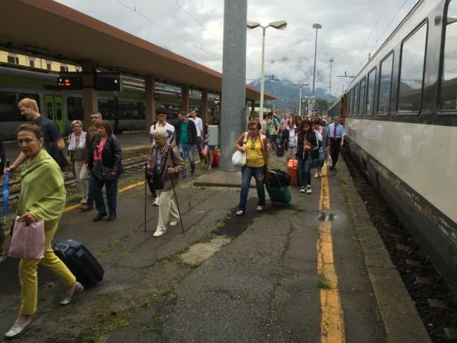 passeggeri treno stazione domo