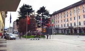 piazza stazione bandiere monumento