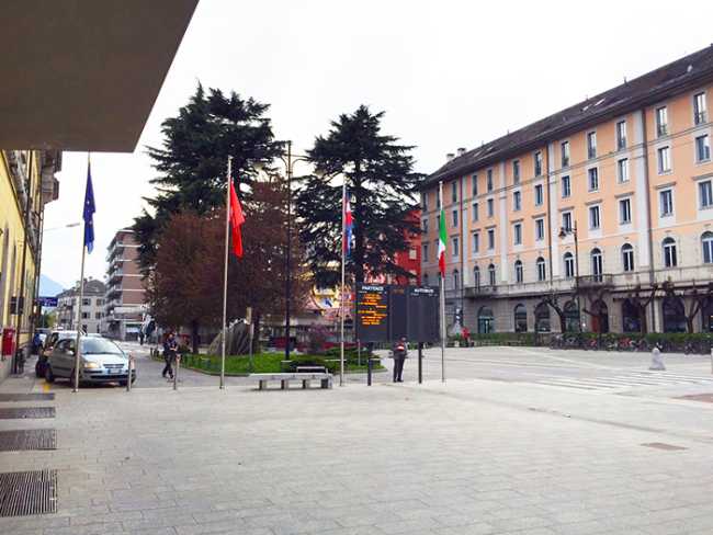 piazza stazione bandiere monumento