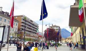 piazza stazione gente bandiere