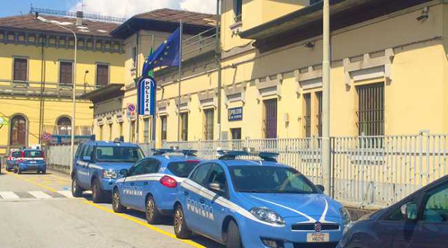 polizia stazione auto fuori