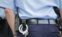 polizia agente manette