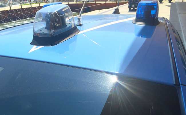 polizia auto lamperggianti giorno