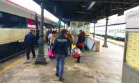polizia binario treno gente