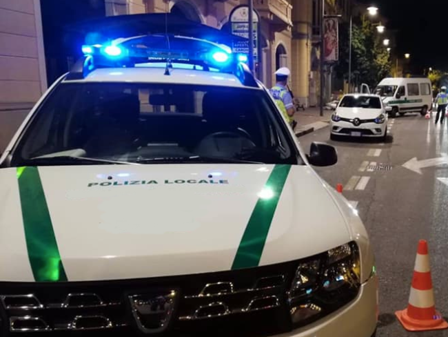 polizia locale notte luci auto
