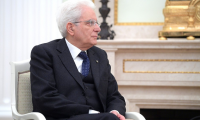 presidente mattarella seduto